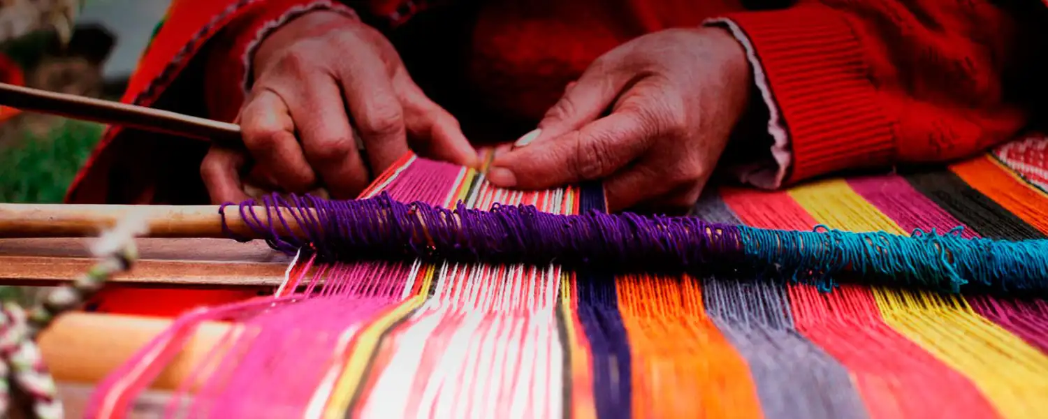 Manos Tejiendo una Lliclla